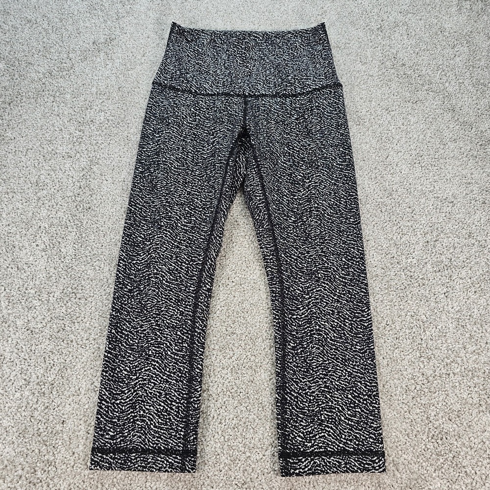 Lululemon Women's Size 6 Legging Wunder‎ Under Hi-Rise 1/2 Tight - Black & White